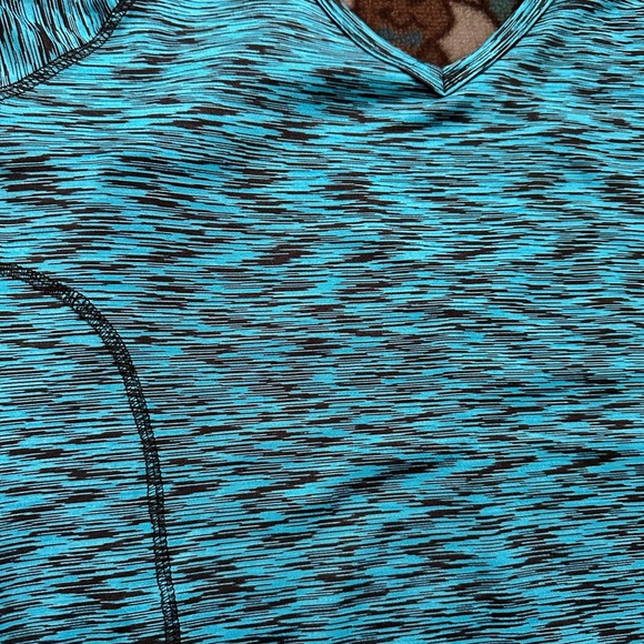 Woman’s athletic tops 🩷 - Picture 3 of 5